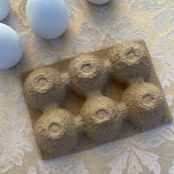 6 wooden eggs painted white in egg carton - Picture 6 of 6